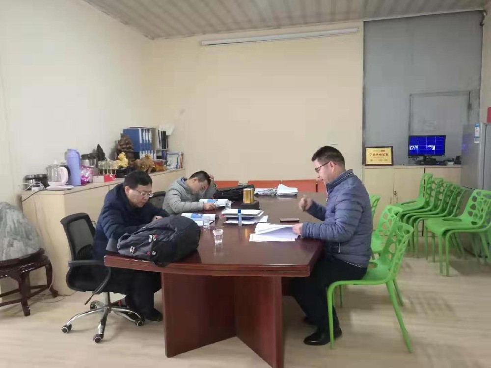 山東京博集團(tuán)研究院中心實(shí)驗(yàn)室張杰主任到魯米星定制加工玻璃管反應(yīng)釜。